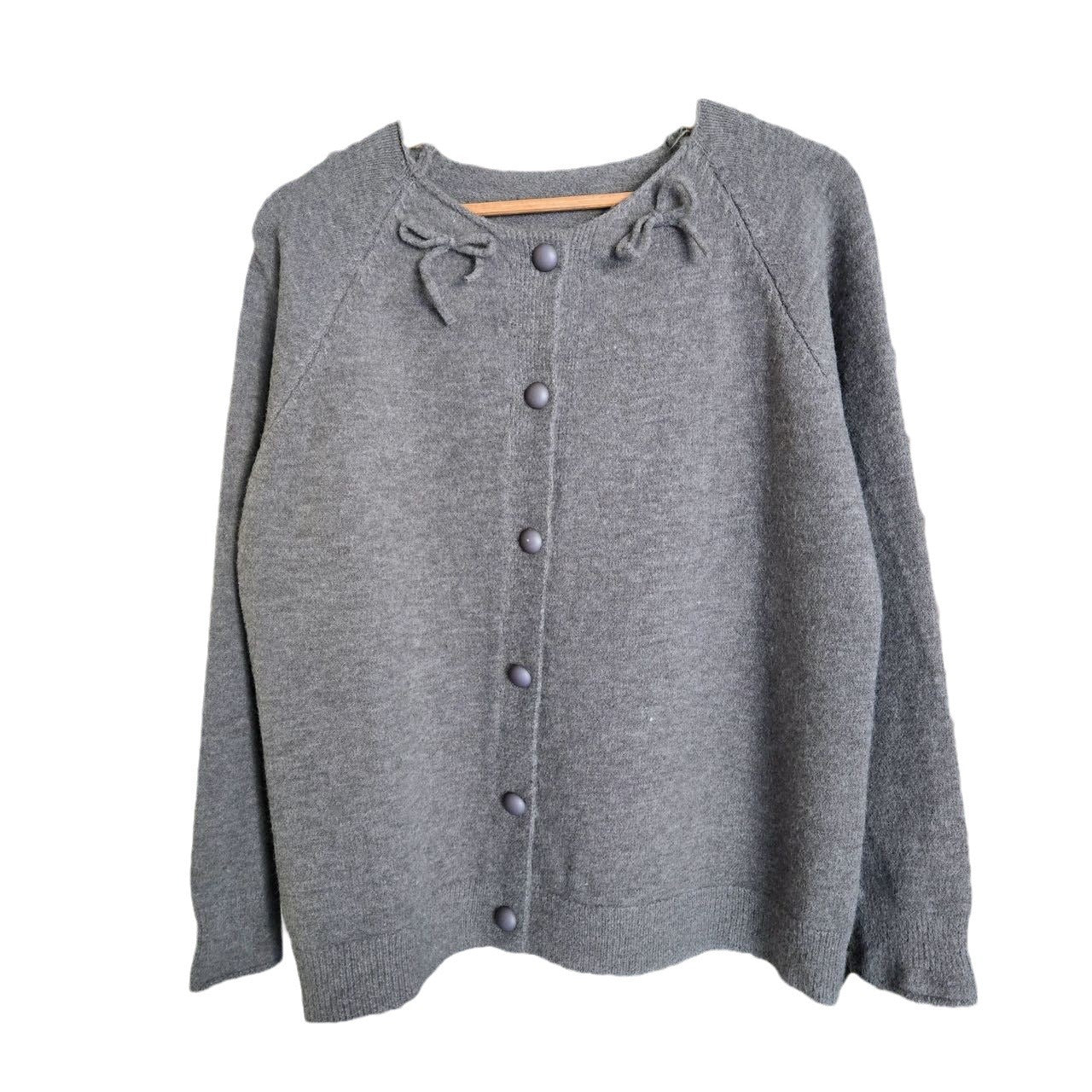 Dames Pull-over douillet avec des nœuds décoratifs et de grands boutons Chic und Stil