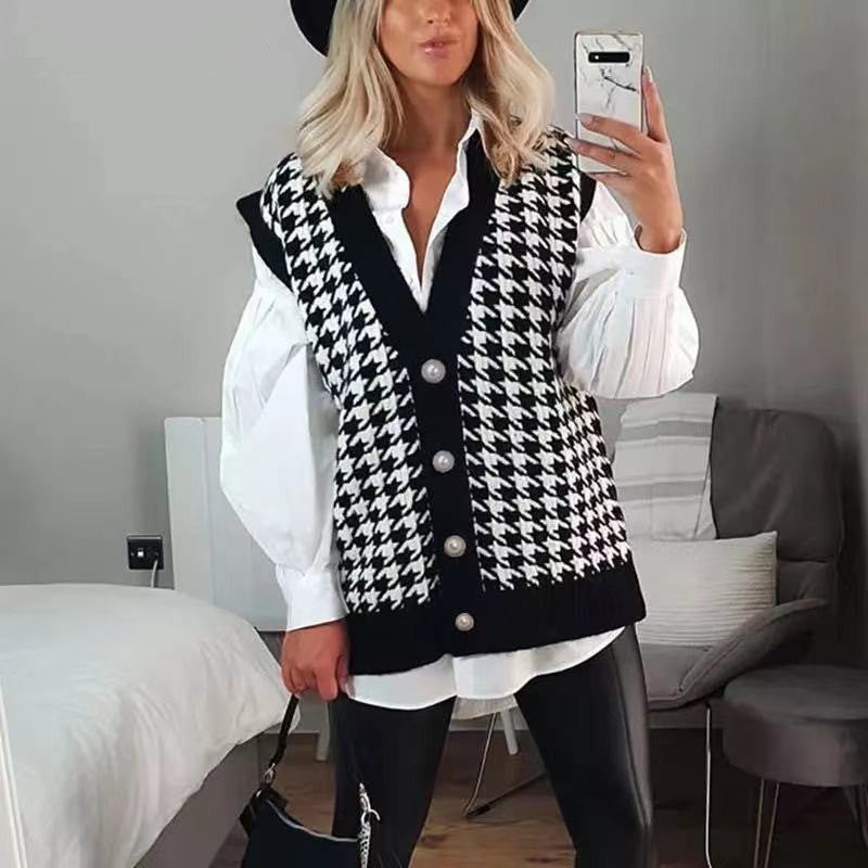 Dames gilet en tricot avec un élégant motif pied-de-poule et boutons en perles Chic und Stil