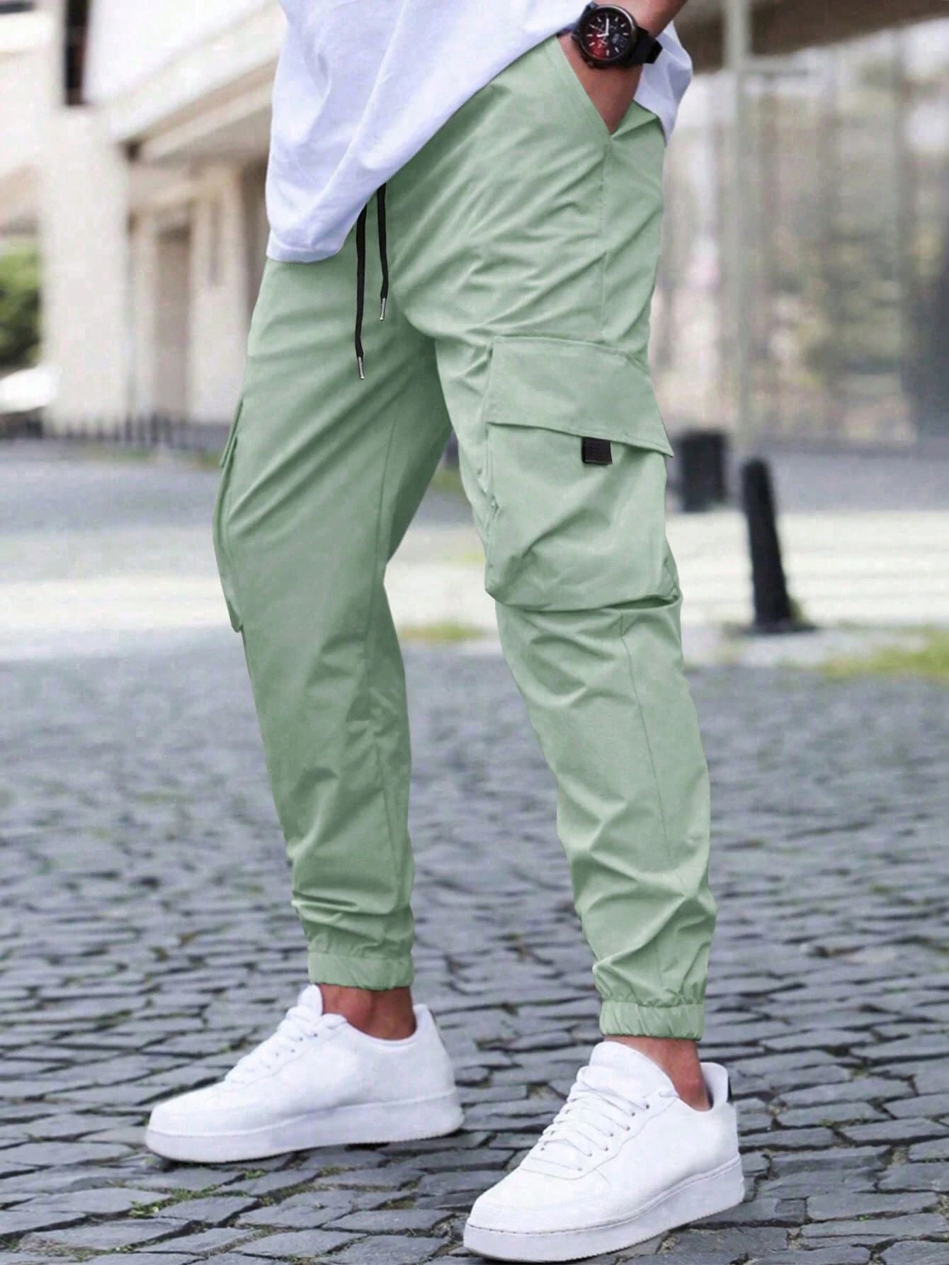 Pantalon cargo pour hommes avec des poches zippées pratiques et une taille élastique Chic und Stil