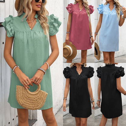 Robe élégante à manches courtes pour dames avec des détails en volants et décolleté en V Chic und Stil