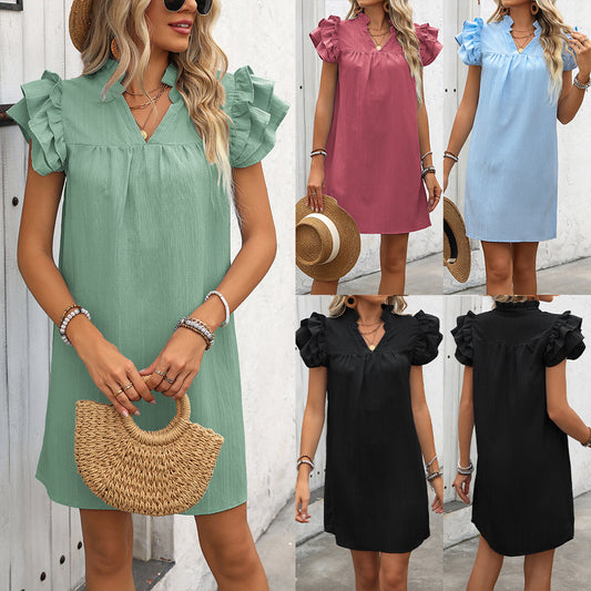 Robe élégante à manches courtes pour dames avec des détails en volants et décolleté en V Chic und Stil