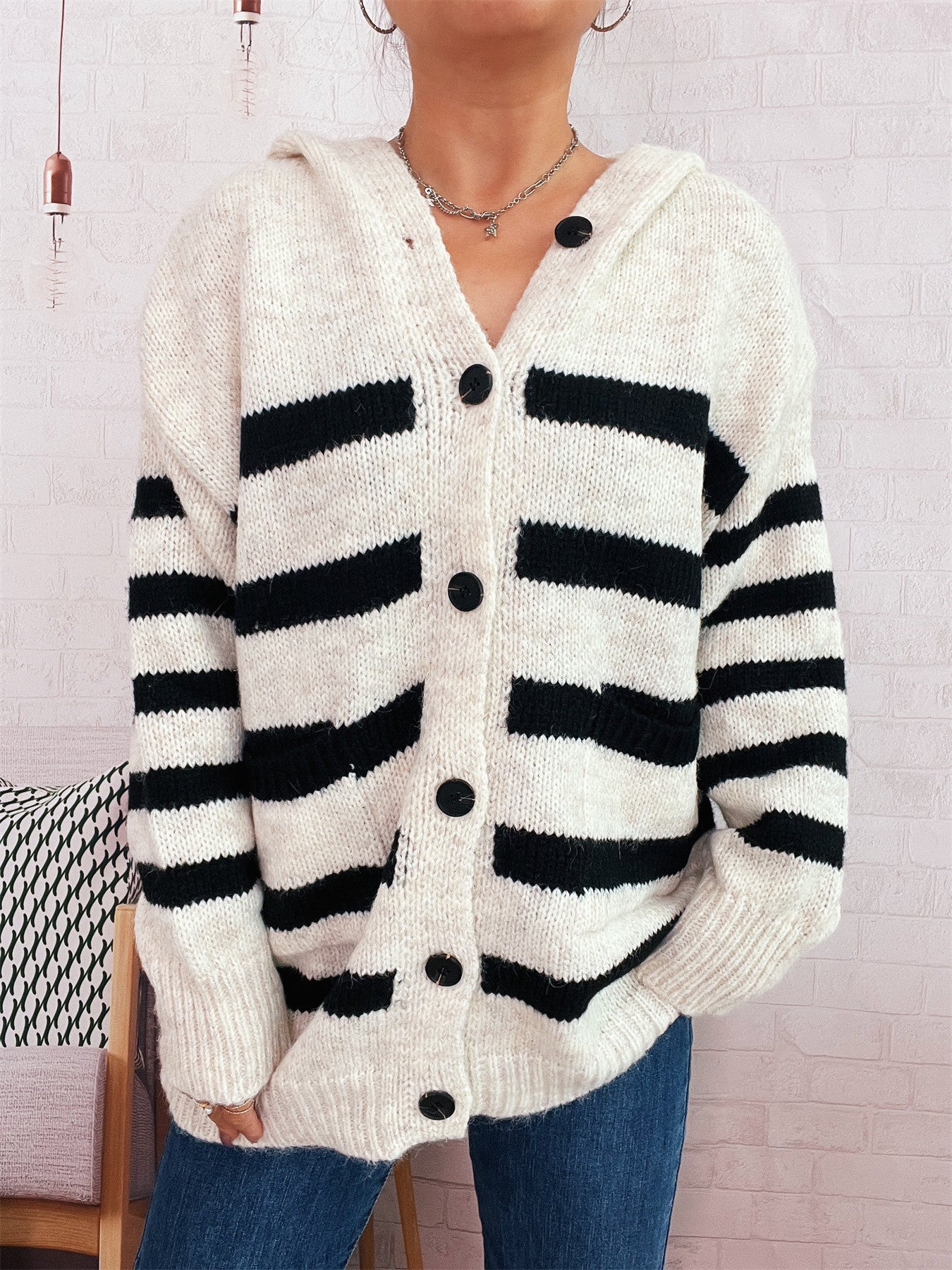 Dame oversized cardigan en tricot avec des rayures contrastantes et une capuche Chic und Stil