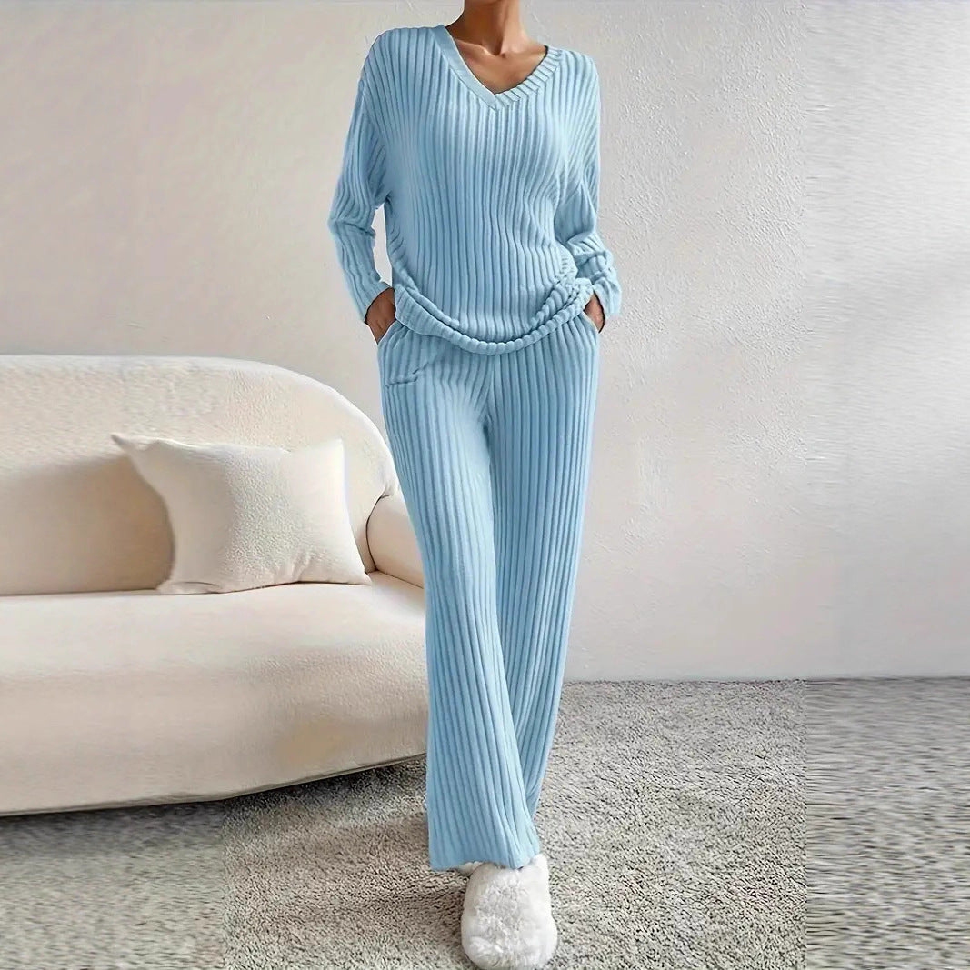 Costume en tricot élégant pour femmes avec décolleté en V et taille latérale Chic und Stil