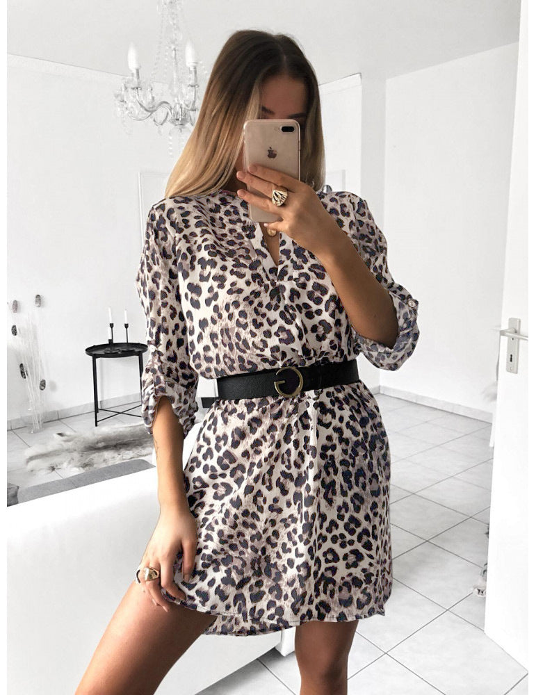 Robe chemise pour femmes avec motif géométrique et ceinture à la taille Chic und Stil