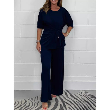 Elegant set for women in a fluid and soft material with a fitted top and loose pants Chic und Stil