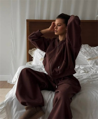 Sporty hoodie for women with a loose fit and comfortable jogger pants Chic und Stil