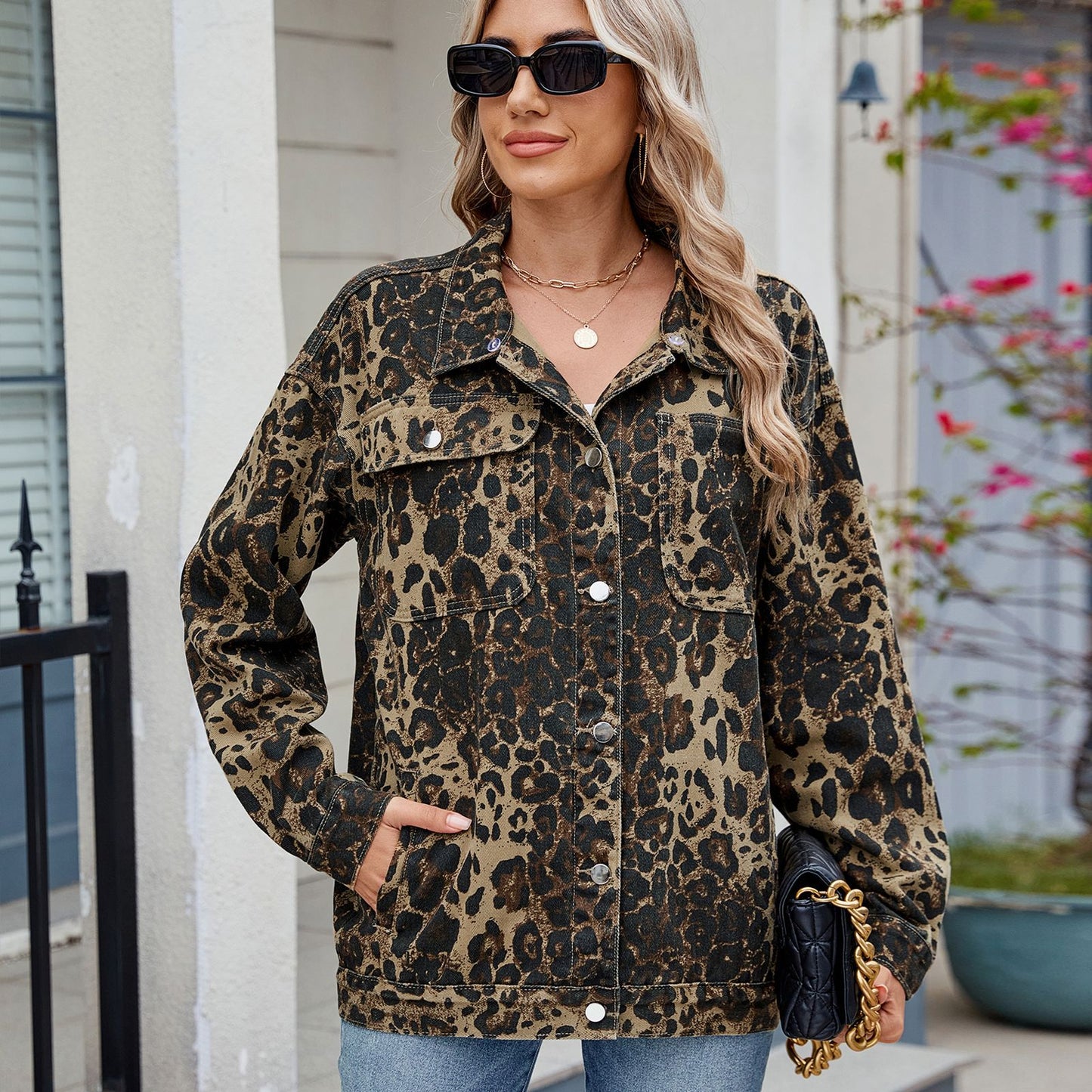 Veste en denim pour dames avec un motif léopard stylé et des poches pratiques Chic und Stil