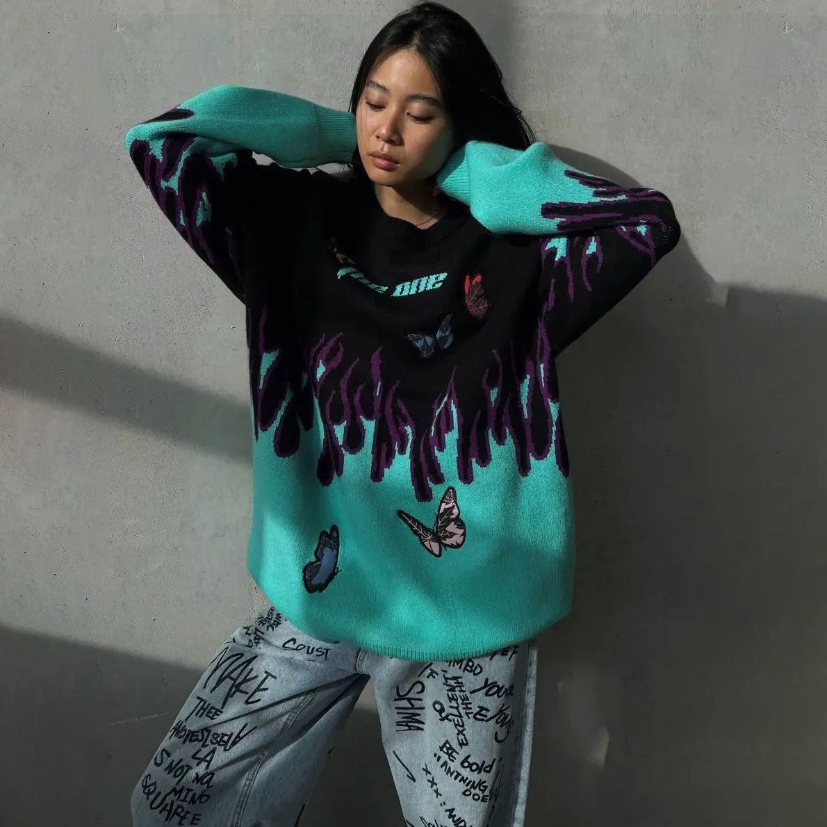 Pull en gros tricot pour femmes avec un design unique de flammes et de papillons Chic und Stil