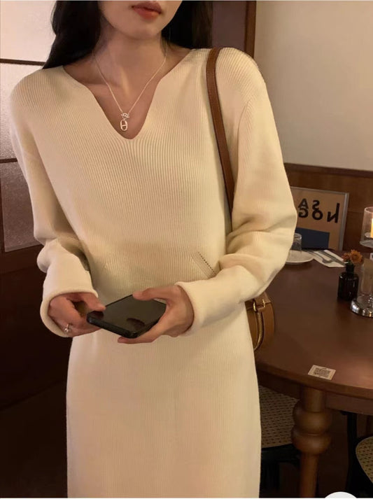 Robe en tricot pour femmes avec décolleté en V profond et structure spécialement conçue Chic und Stil