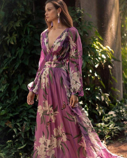 Robe maxi femme avec décolleté en V profond, design floral et jupe fluide Chic und Stil