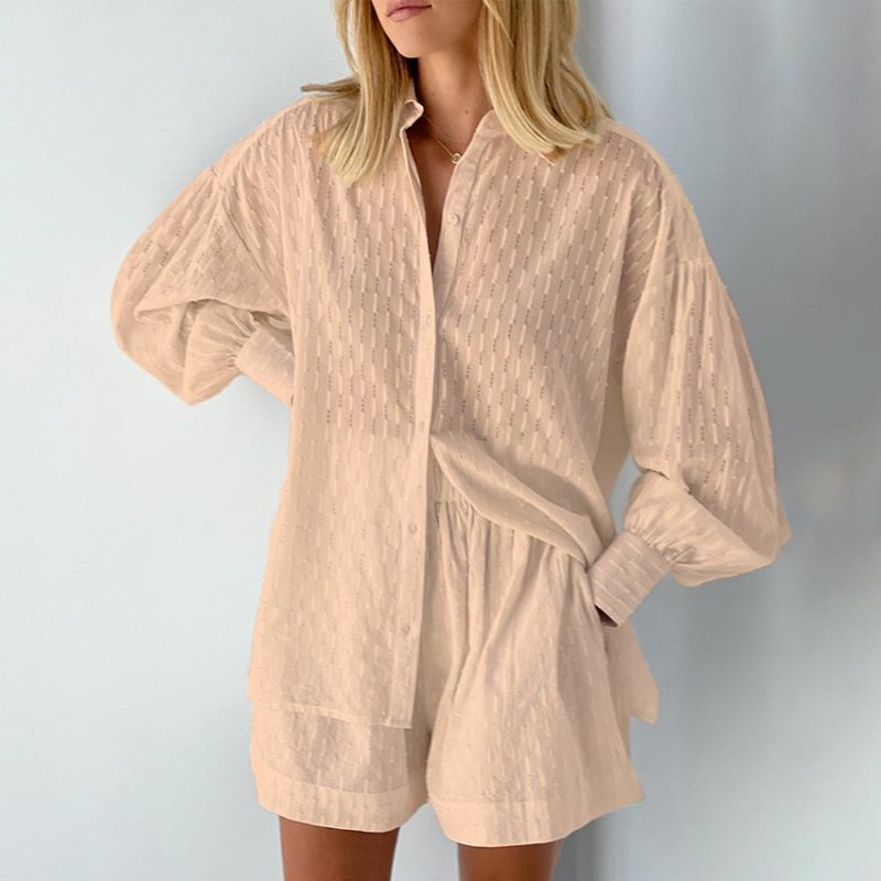 Chemise décontractée oversize pour femmes avec structure et shorts courts Chic und Stil