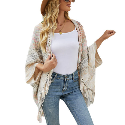 Trendy women's poncho with fringed hem and structured design Chic and Style