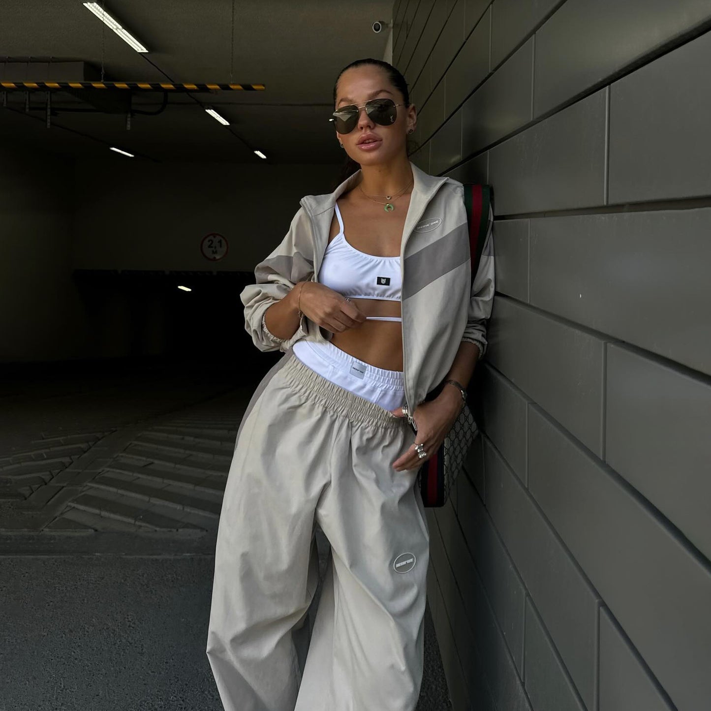 Casual pants for women with a loose fit and elastic waist Chic und Stil