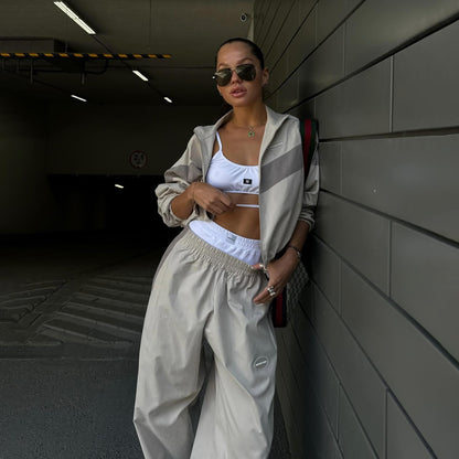 Casual pants for women with a loose fit and elastic waist Chic und Stil