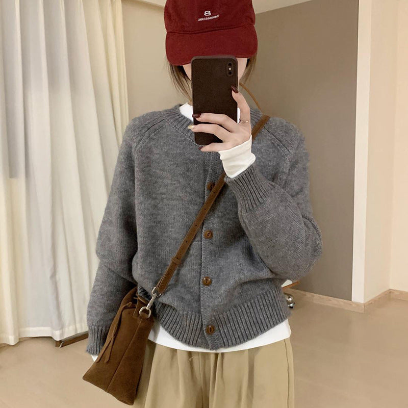 Pull en tricot confortable pour femmes avec détails de boutons et épaules tombantes Chic und Stil