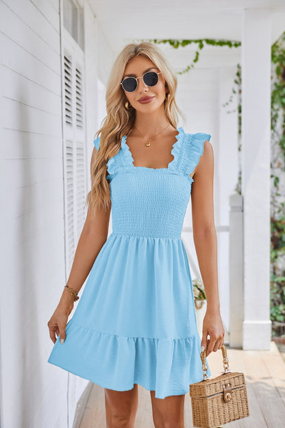 Robe mini d'été pour femmes avec des détails en volants et une coupe cintrée Chic und Stil