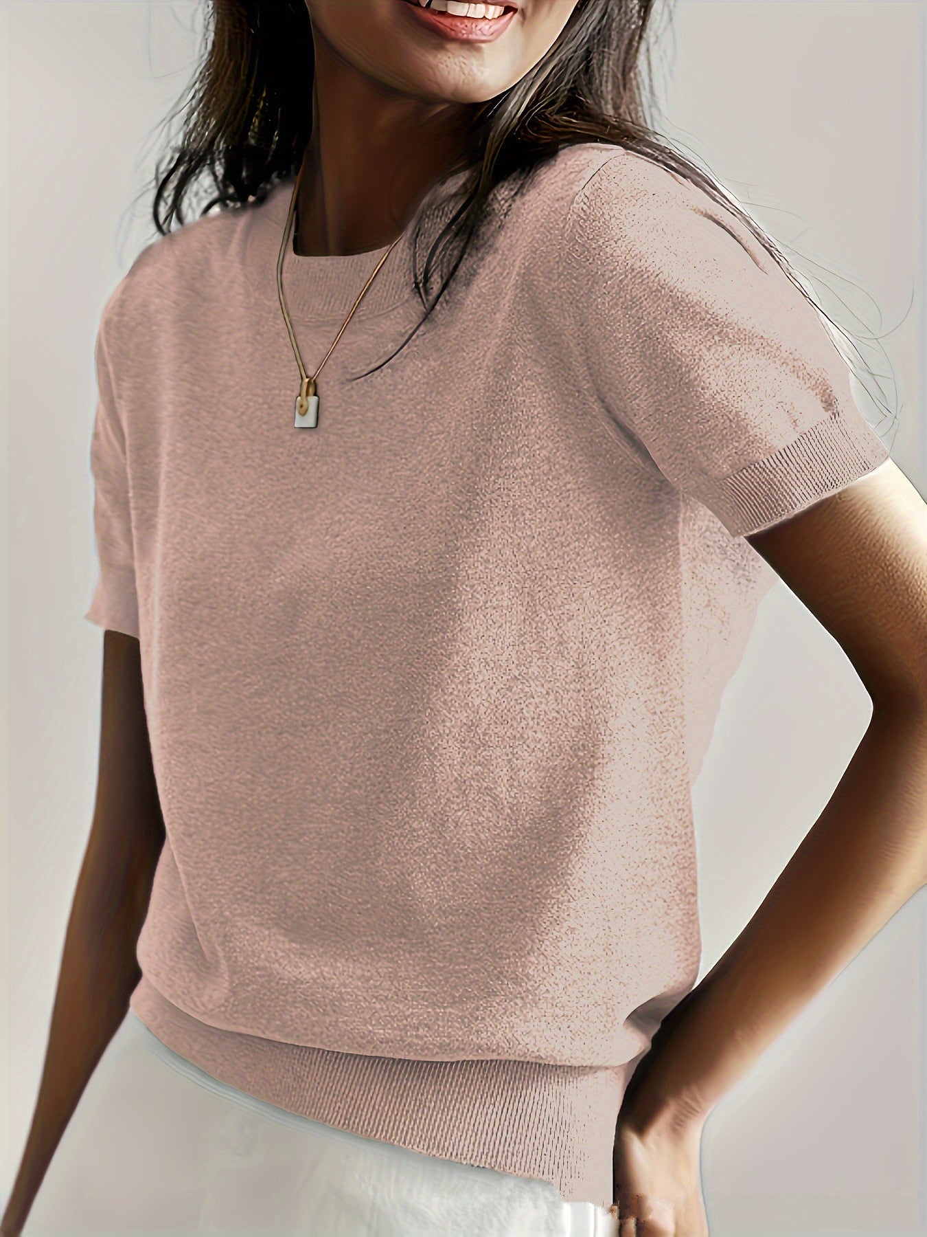 Pull en fine maille pour femmes avec une silhouette à manches courtes et un matériau fluide doux Élégance et style