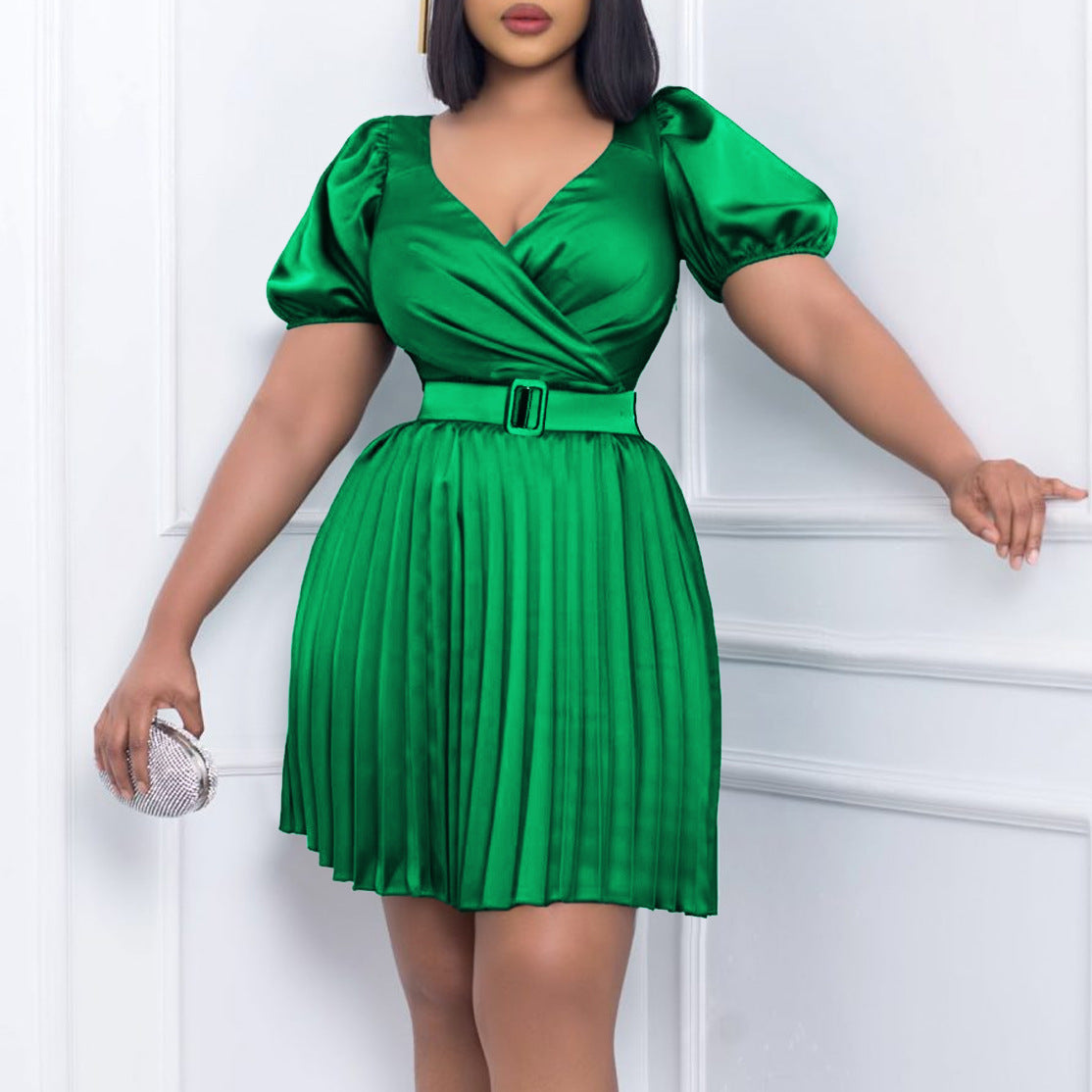 Robe plissée pour femmes avec un élégant look drapé et une ceinture cintrée Chic und Stil