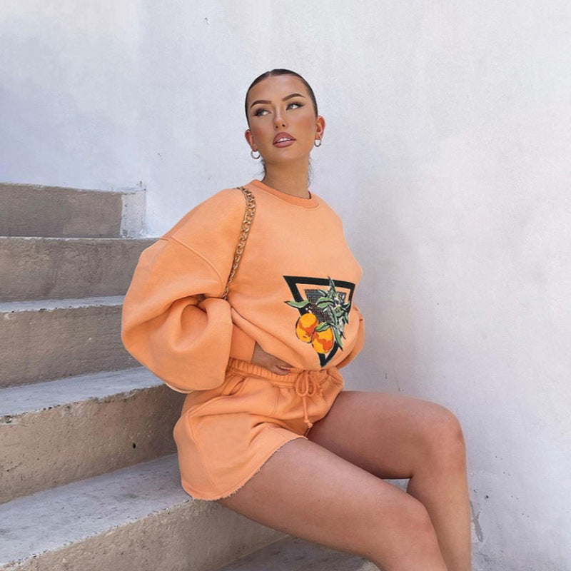 Women's stylish sweatshirt with graphic print and short shorts Chic & Stil