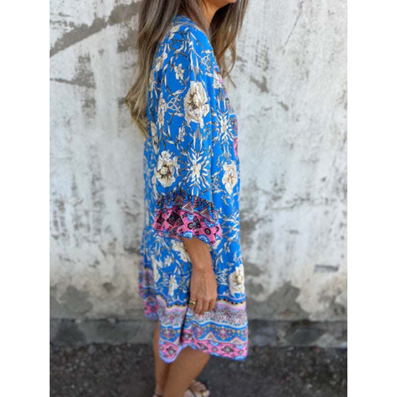 Robe de blouse décontractée pour femmes avec un motif floral coloré et une ourlet évasé au genou Chic und Stil