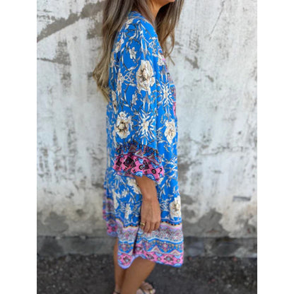 Robe de blouse décontractée pour femmes avec un motif floral coloré et une ourlet évasé au genou Chic und Stil