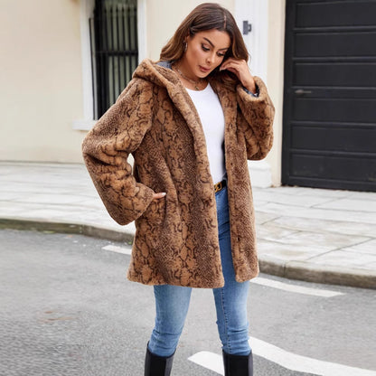 Dames Furry Parka avec capuche et coupe élégante Chic und Stil