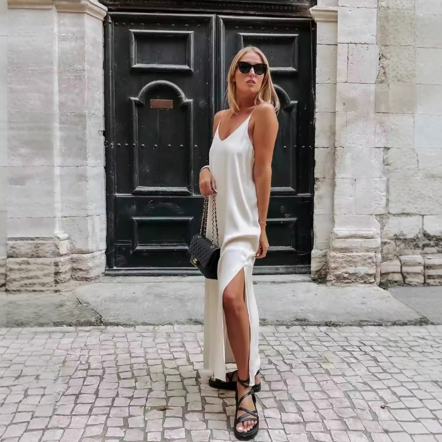 Robe à bretelles spaghetti pour dames avec une coupe élégante et un matériau fluide Chic und Stil