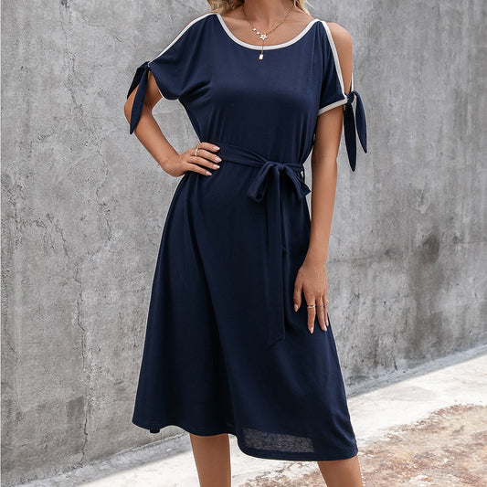Robe midi femme avec des détails d'épaule audacieux et une ceinture ajustable Chic und Stil
