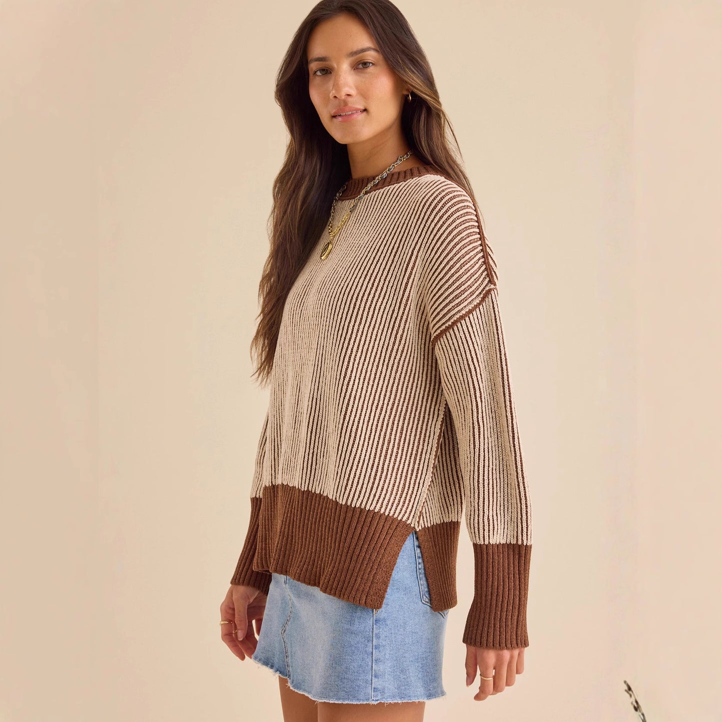 Pull en maille décontracté pour dames avec un motif à côtes moderne et des épaules dénudées Chic und Stil