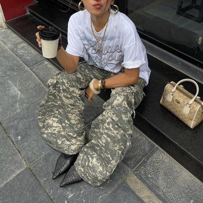 Women's stylish cargo pants with a relaxed fit and practical pockets Chic and Style