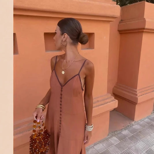 Robe maxi femme avec de fins détails de boutons et un délicat décolleté en V Chic und Stil