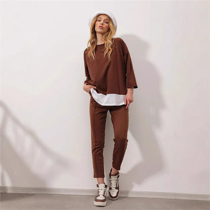 Costume de sport décontracté pour femmes avec haut asymétrique et pantalon évasé Chic und Stil