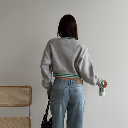 Dames trendy, décontracté Crop-Pull avec texte graphique et accents sportifs Chic und Stil