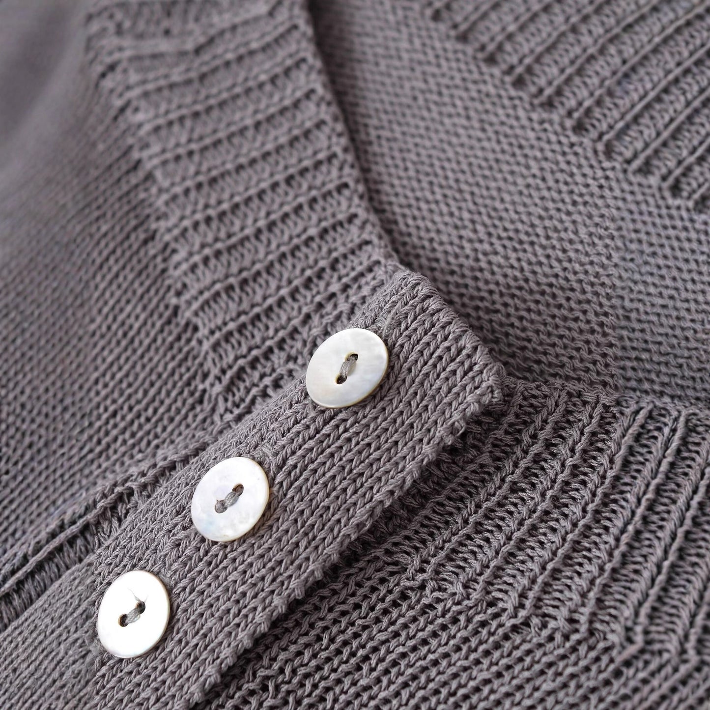 Pull-over en tricot décontracté pour dames avec des détails de boutons et un large col rond Chic und Stil