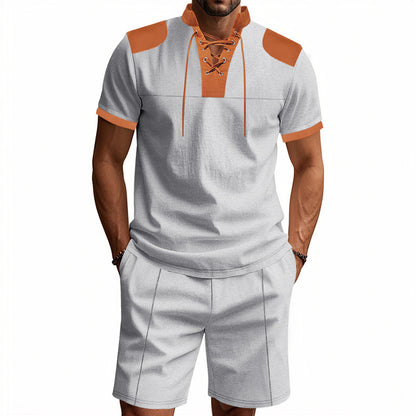 Polo-shirt pour hommes avec un design de laçage unique et des shorts assortis Chic und Stil