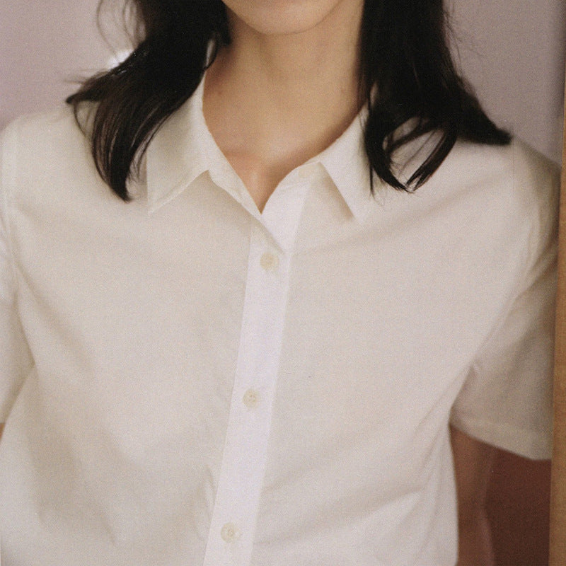 Button-down collar short sleeve fitted shirt set for women and high-waisted shorts Chic und Stil