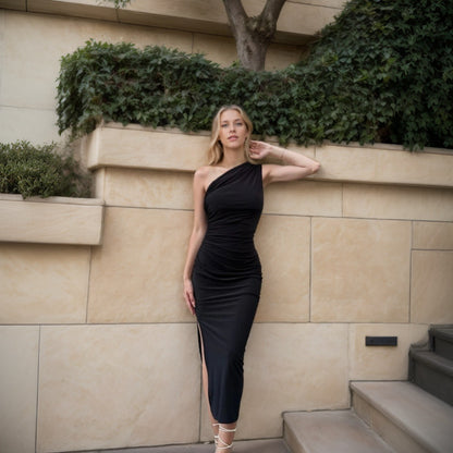 Robe portefeuille ajustée pour femme avec encolure asymétrique et finition volants élégante Chic & Stil