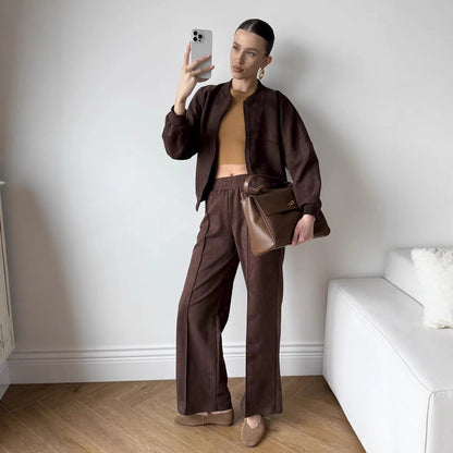 Dames costume de sport urbain avec veste cropped et pantalon large confortable Chic und Stil