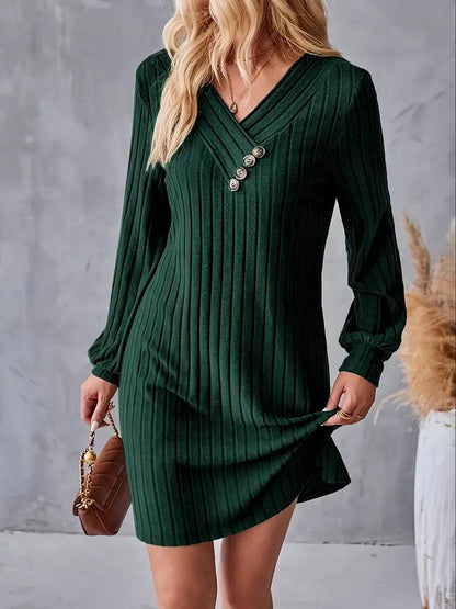 Robe tube pour femmes avec un élégant décolleté en V et des boutons décoratifs Chic und Stil