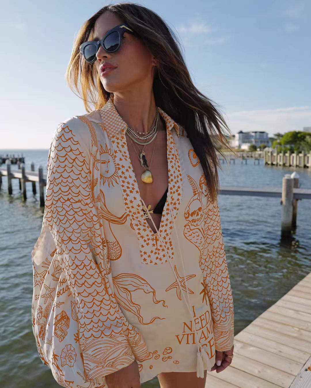 Chemisier de plage décontracté pour femmes avec un imprimé maritime artistique et un élégant décolleté en V Chic und Stil