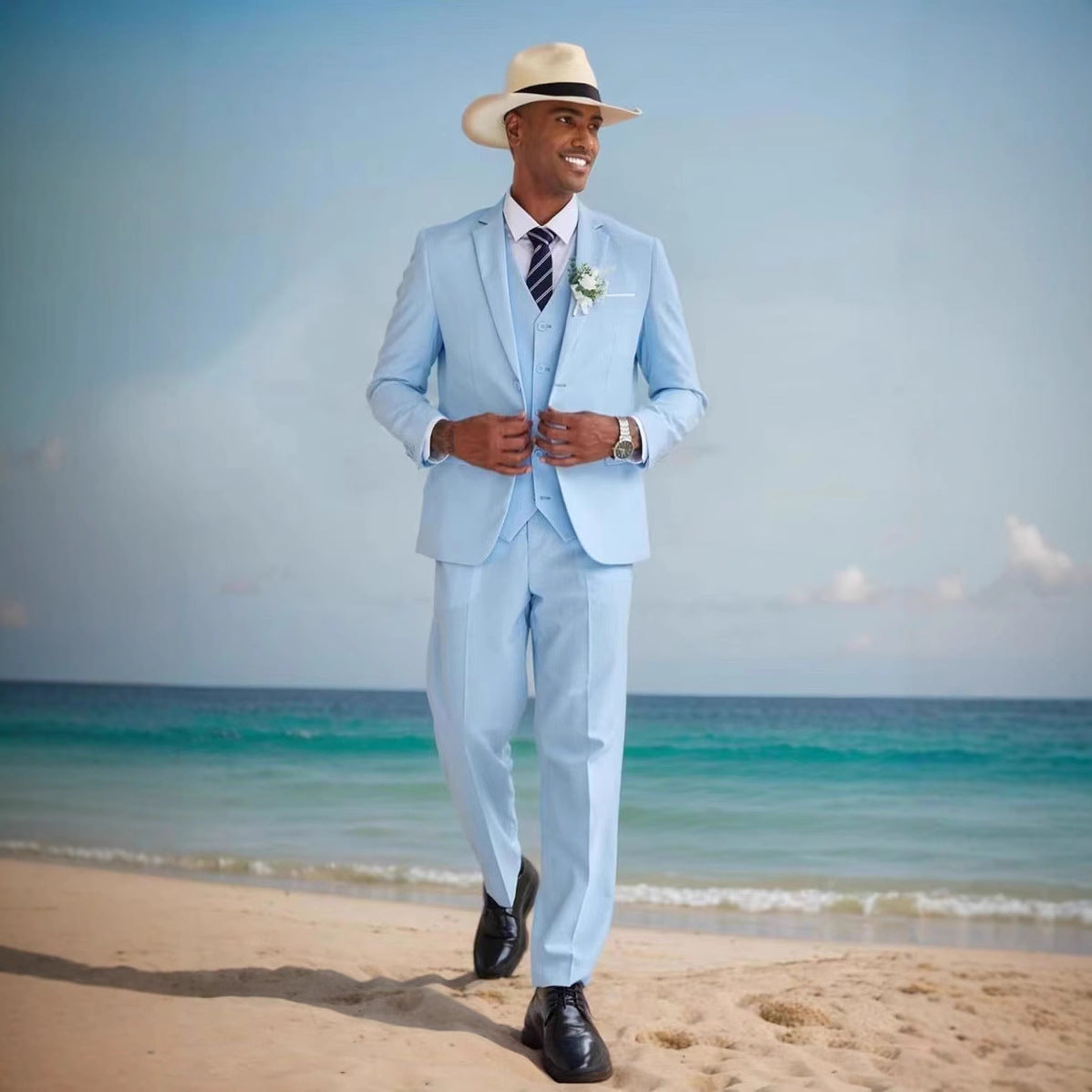 costumes élégants pour hommes composés de trois pièces avec un matériau fin et une coupe moderne Chic und Stil