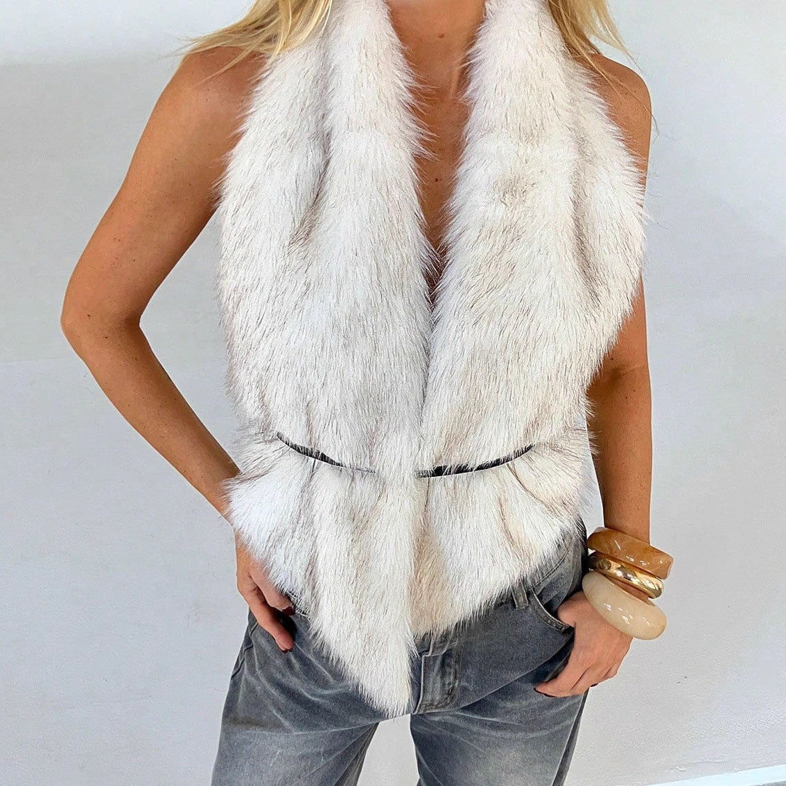 Dames courte veste en fausse fourrure avec ceinture à la taille Chic und Stil