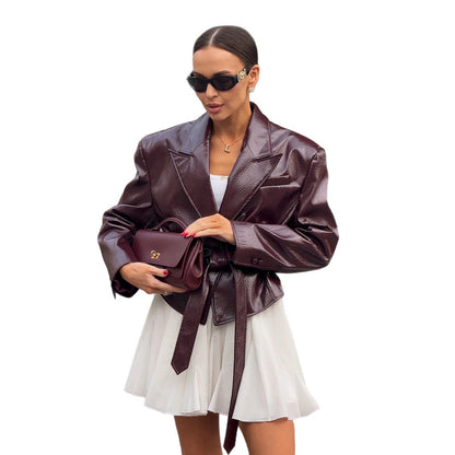 Blazer en cuir verni élégant pour femmes, cintré avec col montant et ceinture à la taille Chic und Stil