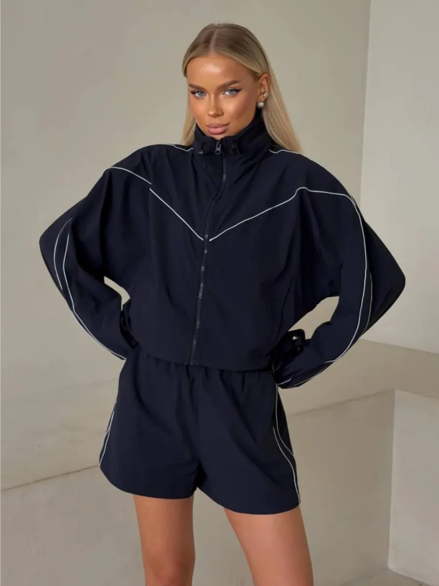 Ensemble sportif pour dames avec veste cropped et shorts Chic und Stil