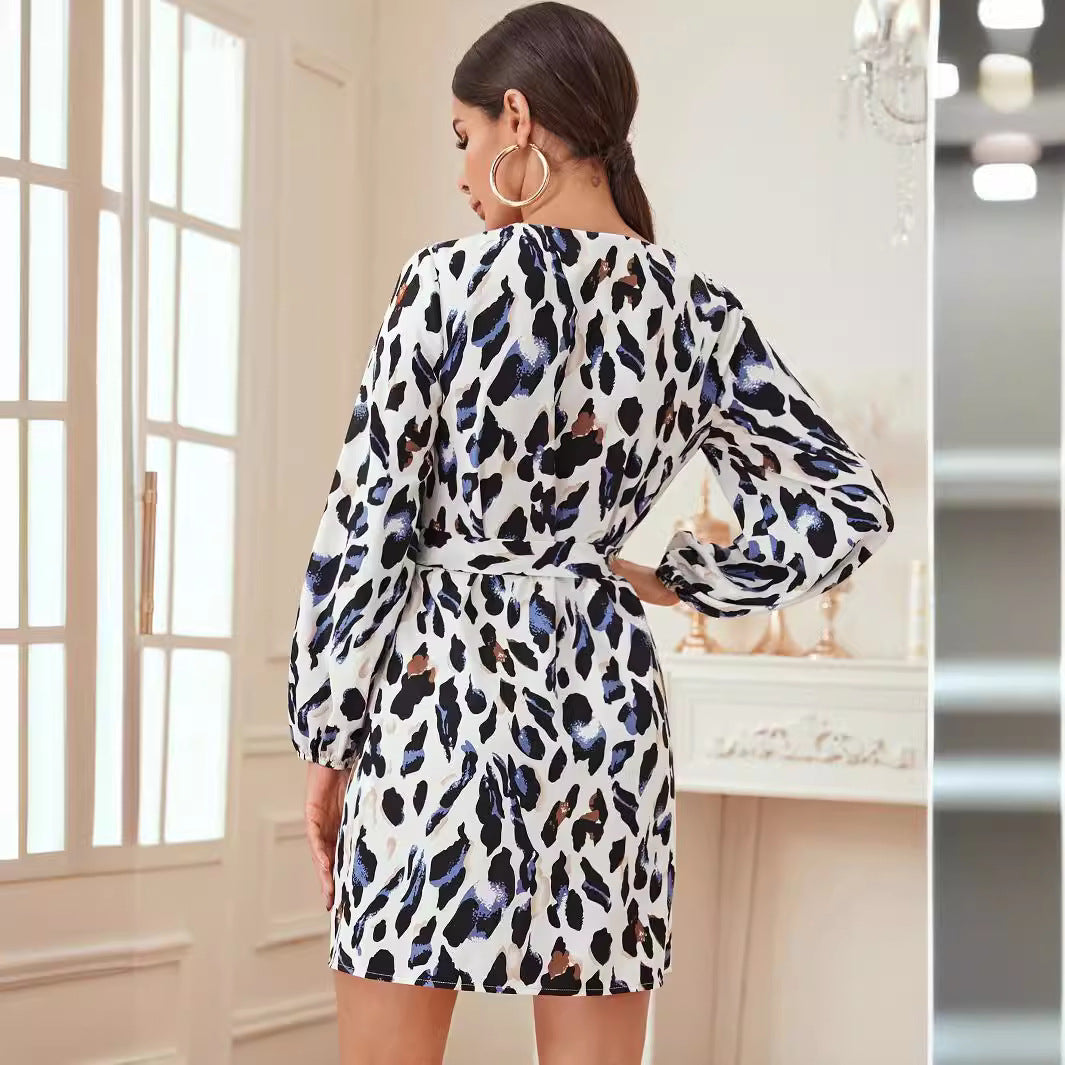 Robe à manches courtes pour femmes avec une élégante ceinture enroulée et un motif léopard à la mode Chic und Stil
