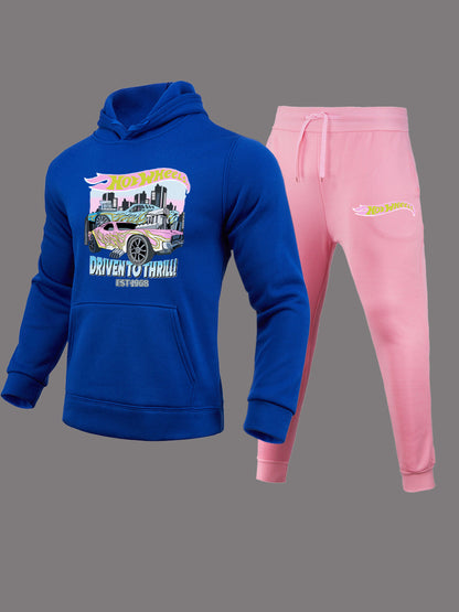 Comfortable hoodie and jogger pants set for women with striking car pattern Chic und Stil