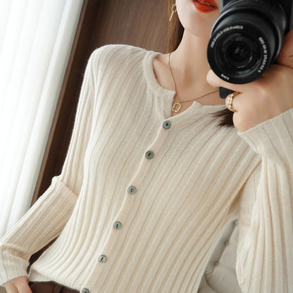 Cardigan pour femmes avec un fin motif en côtes et des détails de boutons élégants Chic und Stil