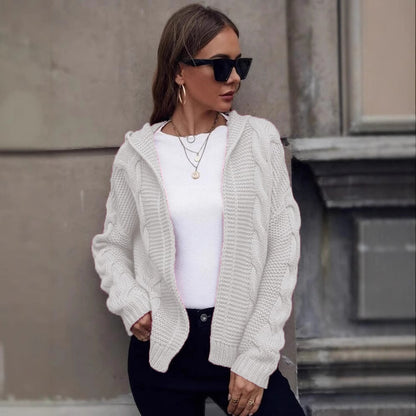 Veste en grosse maille pour femmes avec capuche et motif en relief Chic und Stil