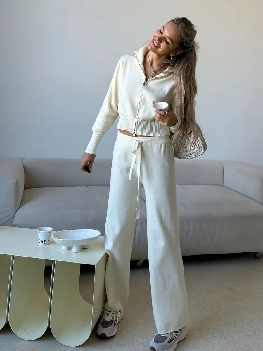 Women comfortable two-piece set with cropped sweatshirt and wide pants Chic and Style