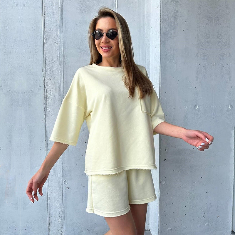 Ensemble de lounge décontracté pour femmes en matériau respirant avec t-shirt oversize et shorts Chic und Stil